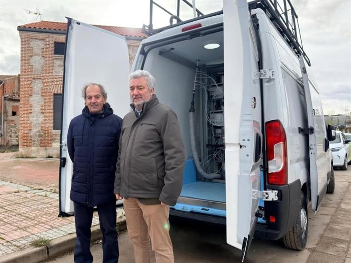 Jaime Fernández y Carlos Niño con la unidad movil para controlar  la calidad del aire.