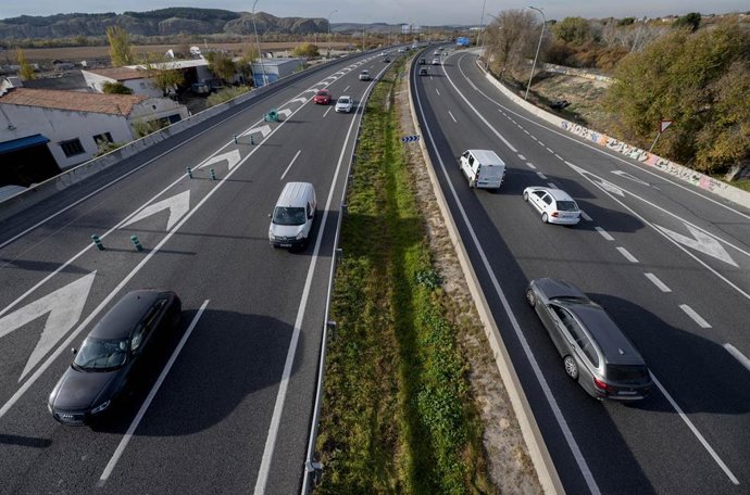 Archivo - Varios vehículos a su paso por la A-3, a 5 de diciembre de 2024, en Madrid (España). La Dirección General de Tráfico (DGT) prevé 6,6 millones de desplazamientos durante el puente de la Constitución-Inmaculada