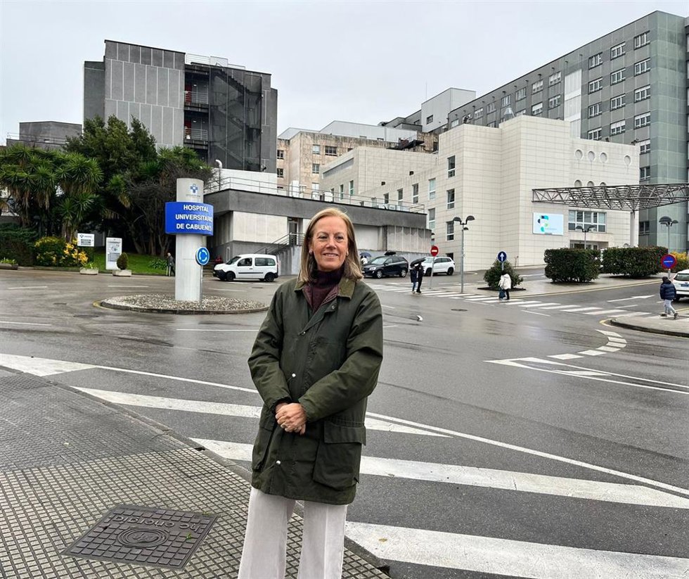La diputada regional del PP en el Parlamento asturiano y portavoz de Sanidad, Pilar Fernández Pardo, delante del hospital de Cabueñes, en Gijón.