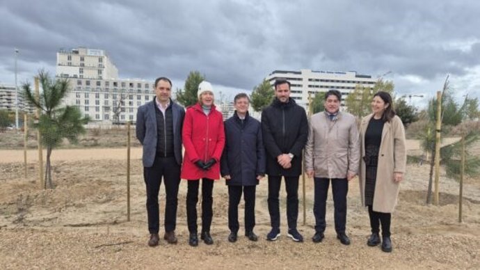 Participantes en la plantación de arbustos en Valdebebas