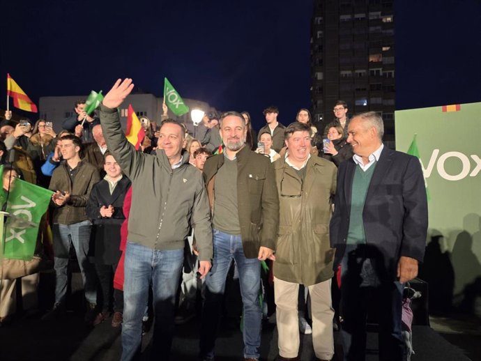 Santiago Abascal, Óscar Fernández Calle y miembros de Vox en un acto público en Badajoz.