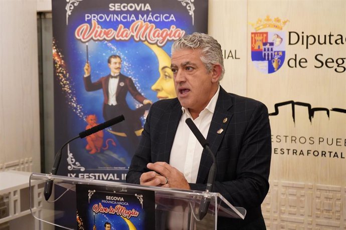 El diputado de Cultura, Juventud y Deportes, José María Bravo, en la presentación de los programas navideños ¡'Vive la magia' y  'Cantos para el Adviento y la Navidad'.