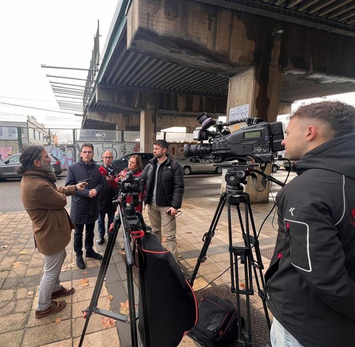 El portavoz del Grupo Municipal Socialista, Pedro Herrero, atiende a los medios de comunicación.