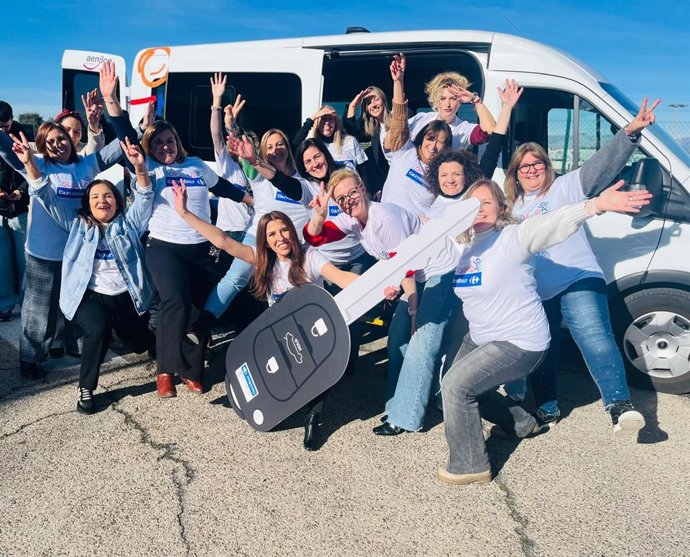 Fundaciones Solidaridad Carrefour y ONCE donan a Aenilce un vehículo escolar adaptado a menores con parálisis cerebral
