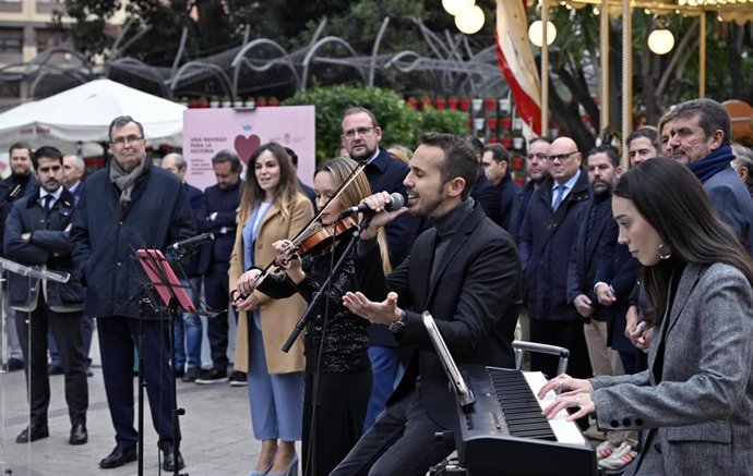El alcalde de Murcia, José Ballesta, ha presentado la programación de Navidad junto al tiovivo de Santo Domingo