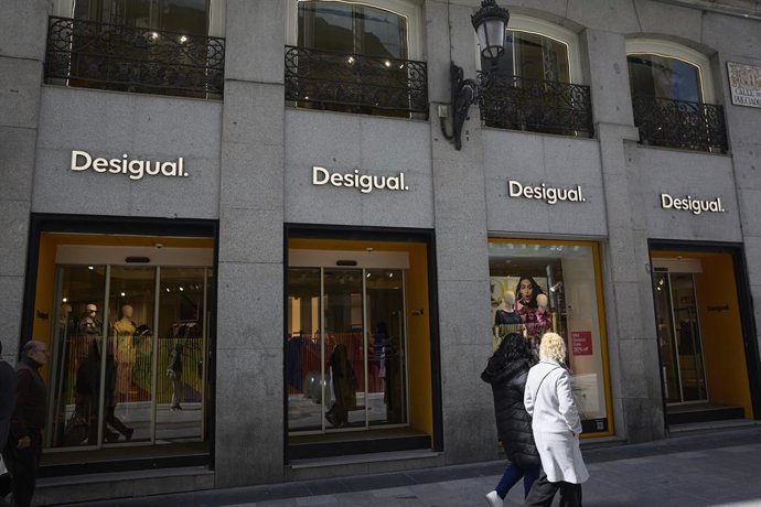 Archivo - Façana d'una botiga de Desigual a Madrid