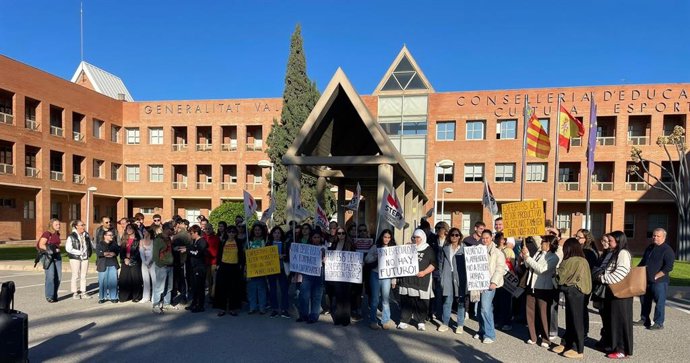 Una concentració per a reclamar millores en les condicione sde professorat expert d'FP