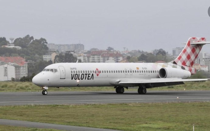 Archivo - Avión de Volotea en el aeropuerto Seve Ballesteros-Santander.- Archivo