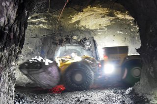 Empleados de la mina Zapolyarny de Norilsk Nickel trabajan en el yacimiento, a 300 km al norte del Círculo Polar Ártico, en Rusia, a 12 de noviembre de 2025. 