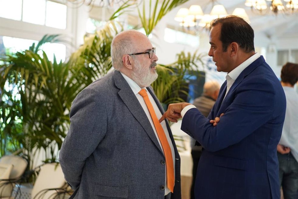 Archivo - El presidente de CEOE-Tenerife, Pedro Alfonso y el viceconsejero de Economía del Gobierno de Canarias, Blas Acosta