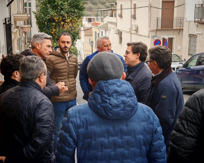 El delegado de Infraestructuras, Agricultura y Sostenibilidad de la Diputación de Córdoba, Andrés Lorite (izda.), en su visita a Nueva Carteya.