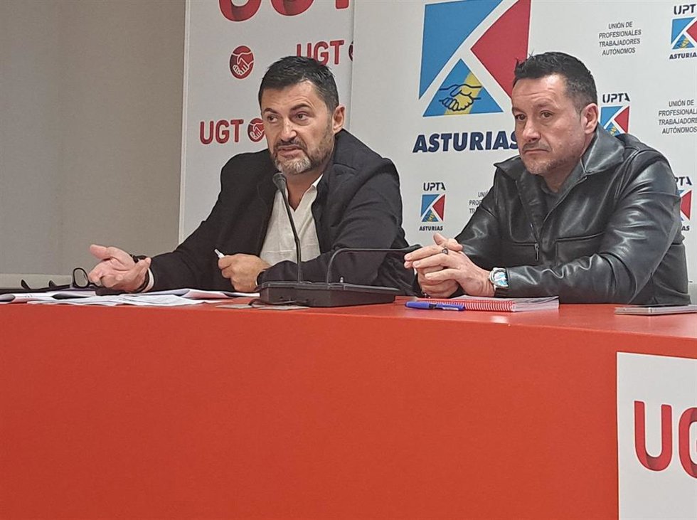 Archivo - El presidente de UPTA, Eduardo Abad y el secretario general de UGT, Javier Fernández Lanero.