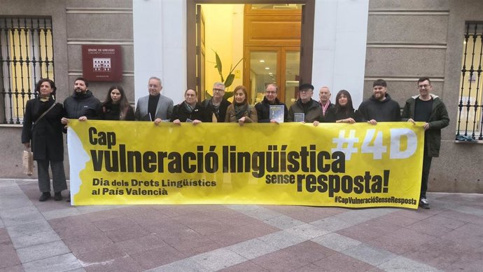 Entidades presentan informe sobre vulneraciones de derechos lingüísticos de valencianohablantes ante la sede del Síndic de Greuges