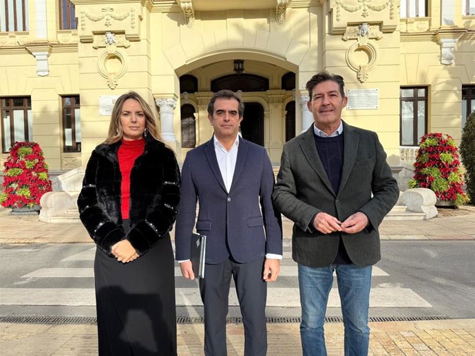 El presidente de Vox Málaga y parlamentario andaluz, Antonio Sevilla, junto a los concejales de la formación, Antonio Alcázar y Yolanda Peña, en el Ayuntamiento de la capital.