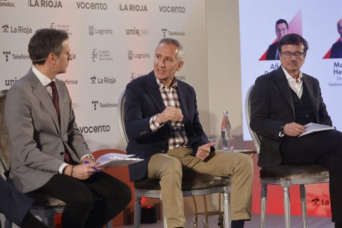 El director de la Oficina de Transferencia del Conocimiento de la Universidad Internacional de La Rioja (UNIR), Carlos Prieto, interviene en la mesa redonda 'Retos y Estrategias para el Español Tecnológico'