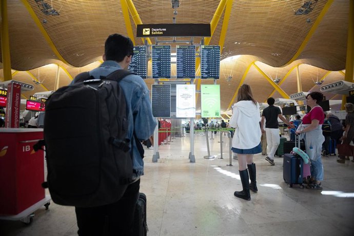 Archivo - Varias personas con maletas, en la terminal 4 del aeropuerto Adolfo Suárez Madrid-Barajas, a 24 de julio de 2025, en Madrid (España). 