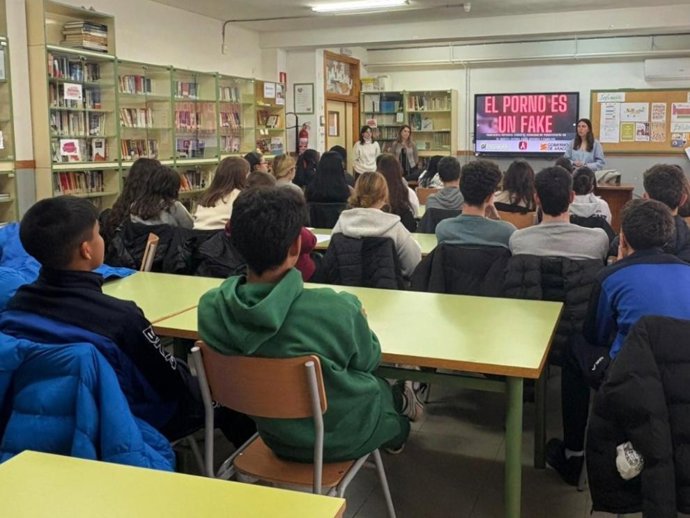 En Épila se han desarrollado las dos últimas sesiones de 2025 de la campaña 'El porno es un fake'.