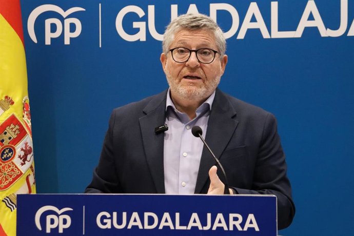 El diputado del PP Nacho Redondo en rueda de prensa.