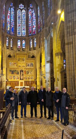 La Junta de Castilla y León y el Cabildo de León han firmado este jueves el protocolo para la restauración del pórtico occidental y las vidrieras de la Catedral de León.