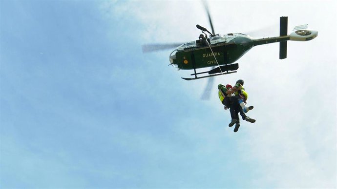 Archivo - Un helicóptero de la Guardia Civil.