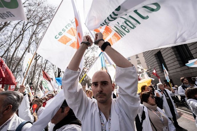 Archivo - Decenas de personas durante una concentración de los sindicatos médicos frente al Ministerio de Sanidad, a 13 de febrero de 2025, en Madrid (España). 