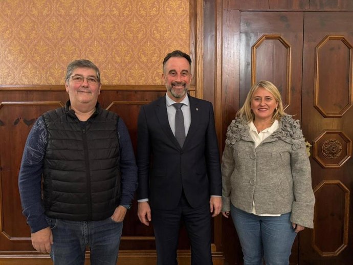El conseller de vivienda, Territorio y Movilidad, José Luis Mateo, la alcaldesa de Bunyola, María Antónia Serralta, y el alcalde de Palmanyola, Arnau Llinàs.