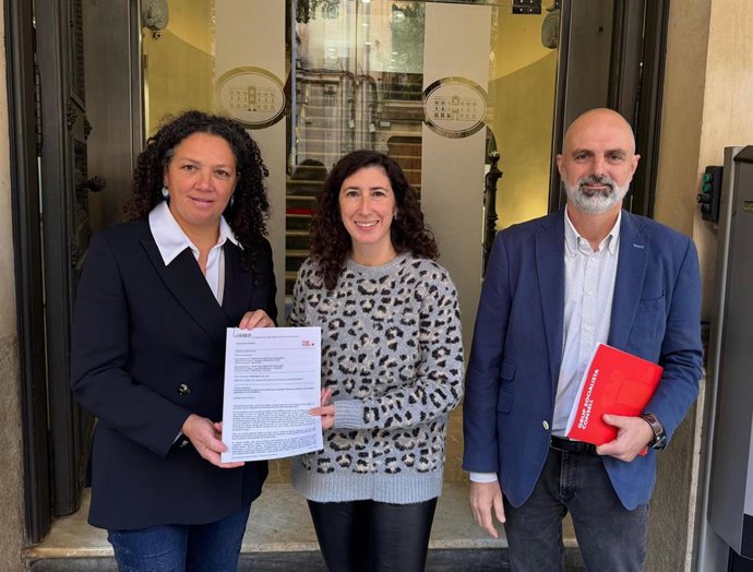 La secretaria general de la Federación Socialista de Mallorca, Amanda Fernández, y los consellers socialistas en el Consell de Mallorca Catalina Cladera y Jaume Mateu registran la ley