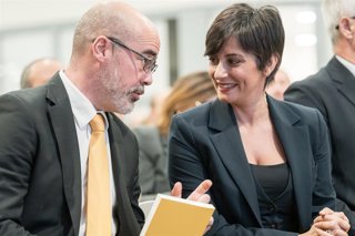 La ministra de Vivienda y Agenda Urbana, Isabel Rodríguez, y el delegado del Gobierno en Madrid, Francisco Martín, durante la presentación de la Entidad Estatal de Vivienda, en el Espacio Rastro, a 4 de diciembre de 2025, en Madrid (España). Esta nueva or