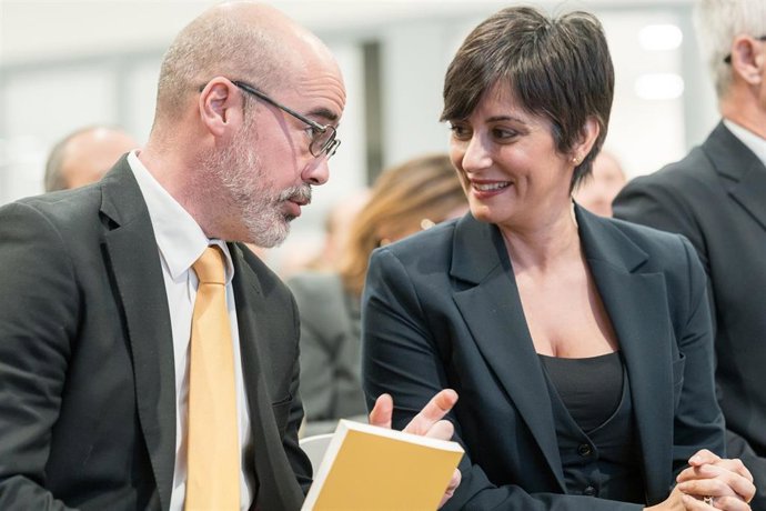 La ministra de Vivienda y Agenda Urbana, Isabel Rodríguez, y el delegado del Gobierno en Madrid, Francisco Martín, durante la presentación de la Entidad Estatal de Vivienda, en el Espacio Rastro, a 4 de diciembre de 2025, en Madrid (España). Esta nueva or