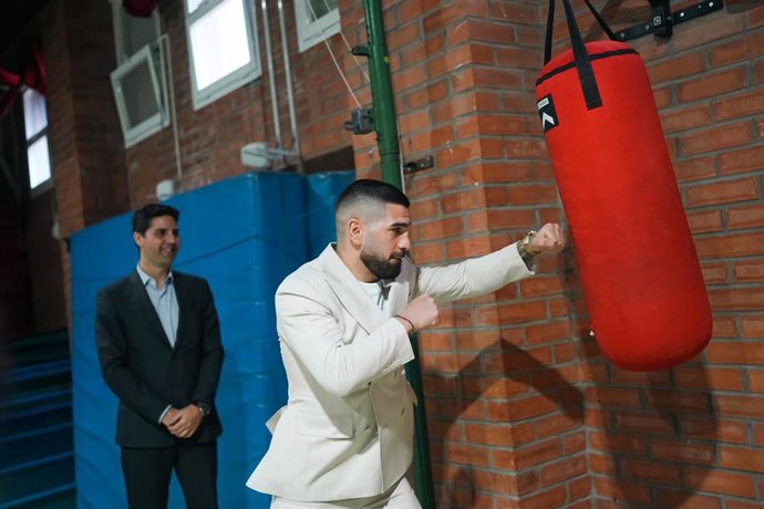 El luchador de artes marciales mixtas hispanogeorgiano Ilia Topuria en el Instituto Villa de Vallecas.