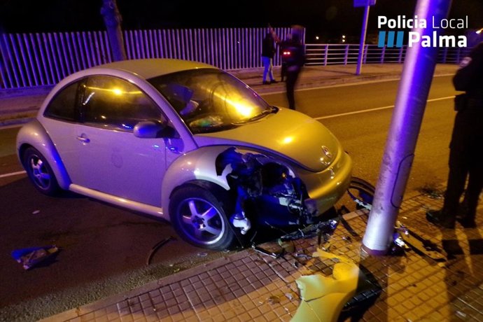 El vehículo del investigado, tras colisionar contra la farola.