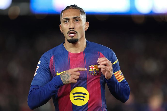 El futbolista brasileño Raphinha señalando el escudo del FC Barcelona