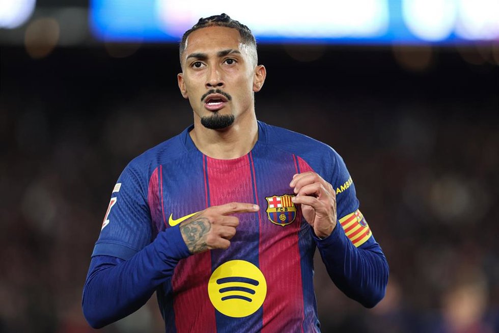 El futbolista brasileño Raphinha señalando el escudo del FC Barcelona