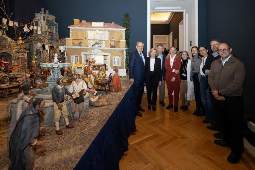 Patrimonio Nacional presenta un Belén con más de 200 figuras y recupera escenas clásicas napolitanas, como la taberna, la biblioteca o las casas con los tendederos de ropa.