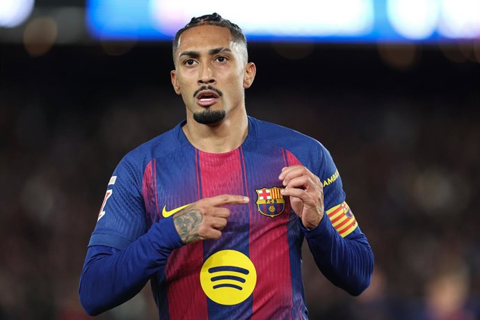 Raphinha, do FC Barcelona, comemora um gol durante a partida de futebol do campeonato espanhol, La Liga EA Sports, disputada entre o FC Barcelona e o Atlético de Madrid no estádio Spotify Camp Nou em 2 de dezembro de 2025 em Barcelona, Espanha.