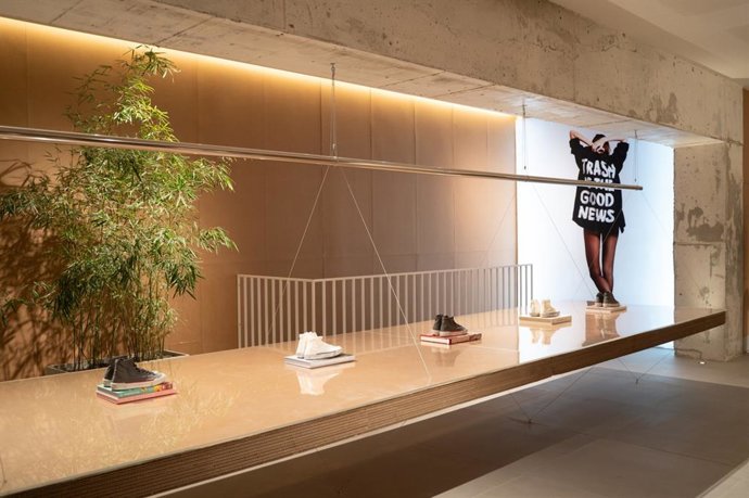 Ecoalf presenta su primera tienda mono-material construida con papel y cartón para ser circular.