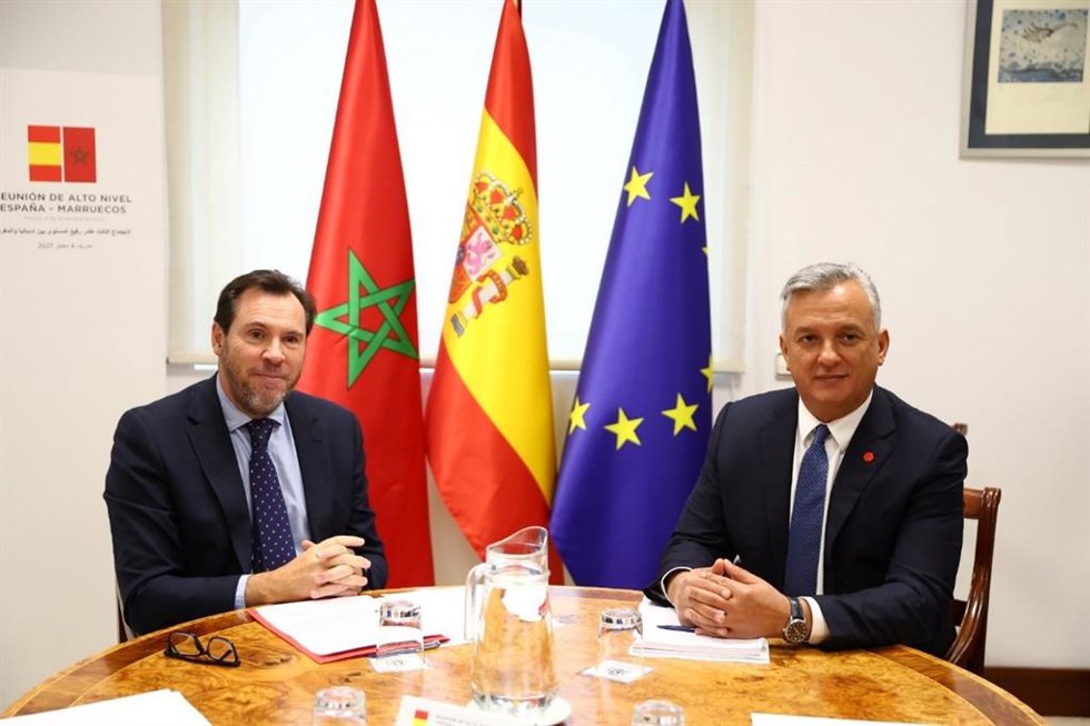 El ministro de Transportes y Movilidad Sostenible, Óscar Puente, y el ministro delegado de Inversiones, Convergencia y Evaluación de Políticas Públicas de Marruecos, Karim Zidane
