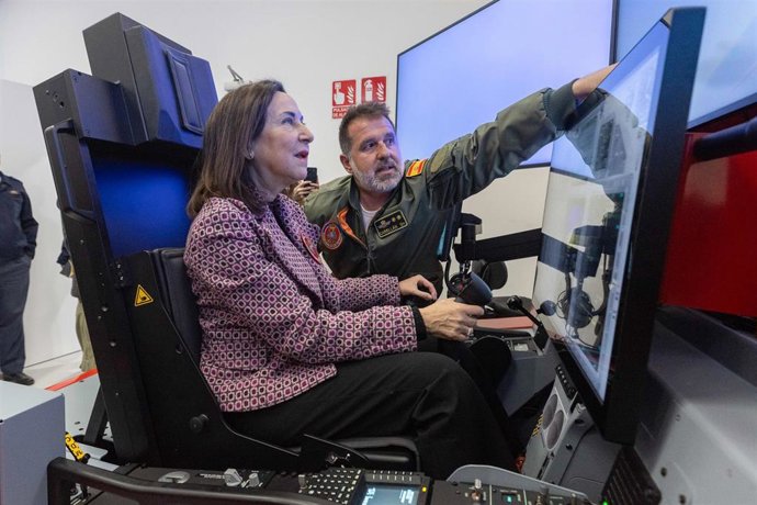 La ministra de Defensa, Margarita Robles, asiste a una demostración de una misión de vuelo en el simulador basado en la aeronave 'Pilatus' PC-21