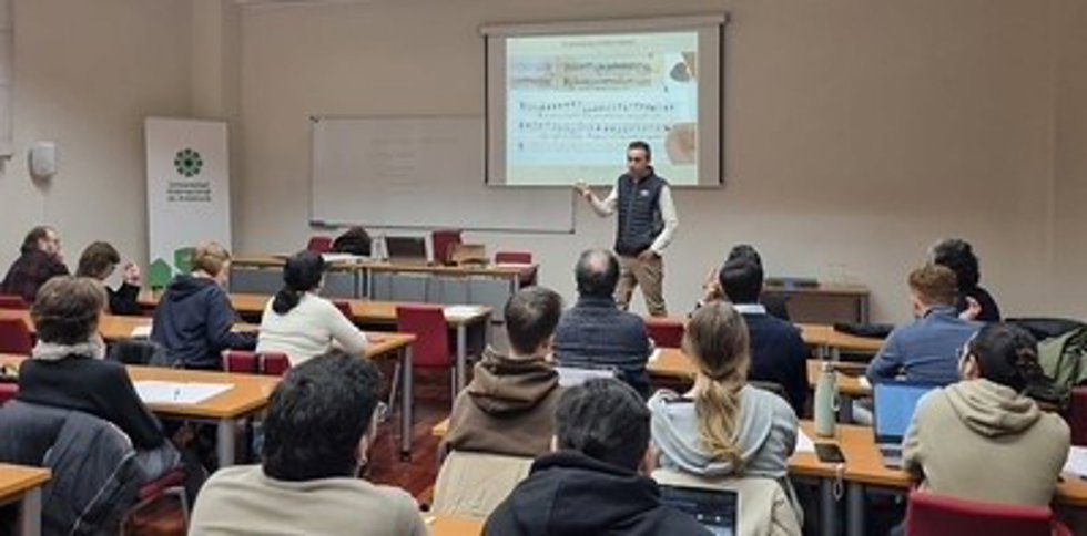 Una sesión del taller-laboratorio de restauración sonora.