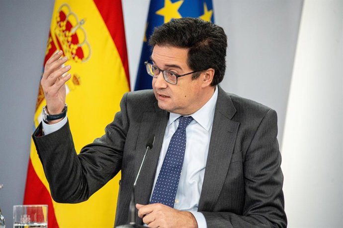 O Ministro da Transformação Digital e Função Pública, Óscar López, durante uma coletiva de imprensa após o Conselho de Ministros, no Complexo Moncloa, em 2 de dezembro de 2025, em Madri (Espanha). O governo aprovou um decreto real para "facilitar