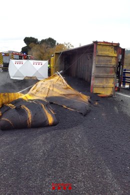 Camión que ha volcado en la AP-7 y ha perdido su carga de alquitrán