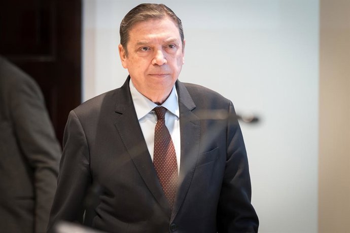 El ministro de Agricultura, Pesca y Alimentación, Luis Planas, ofrece una rueda de prensa tras la detección de seis casos de peste porcina africana en animales silvestres, en la sede del ministerio, a 29 de noviembre de 2025, en Madrid (España)