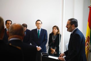 Molina interviene, observado por los consejeros Nieto y Gómez Villamandos, junto a delegados territoriales, en el acto del Día de la Bandera Andaluza celebrado en Córdoba.