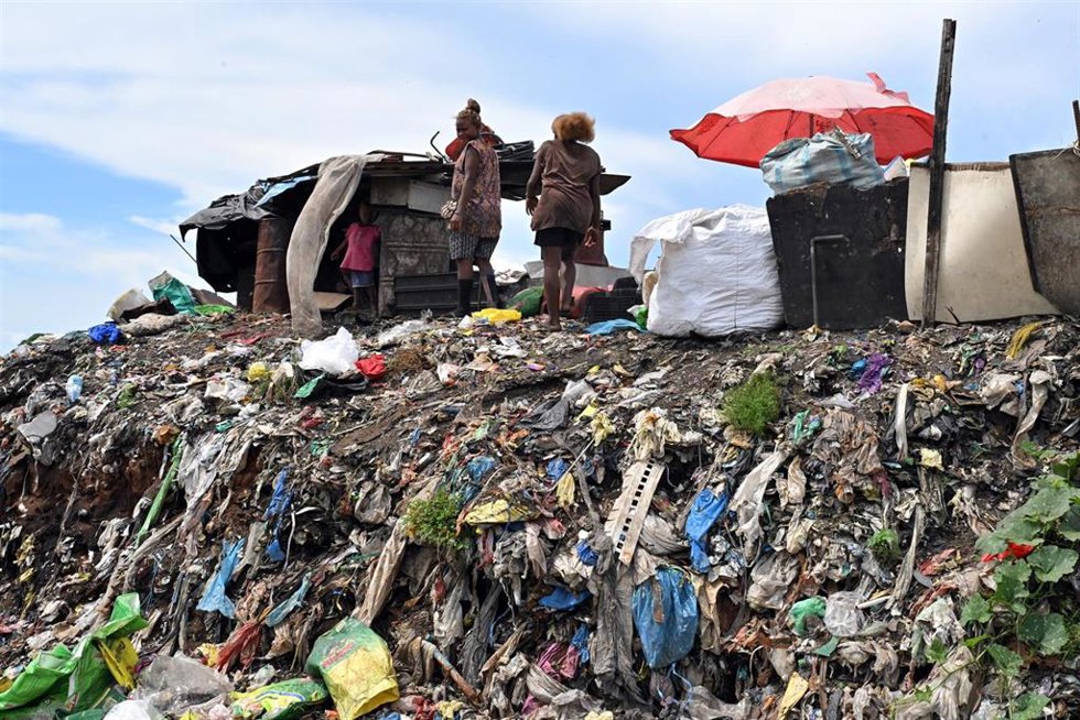 Archivo - Residentes del vertedero de Ranadi hurgan entre la basura en la capital, Honiara, a 14 de abril de 2024. 