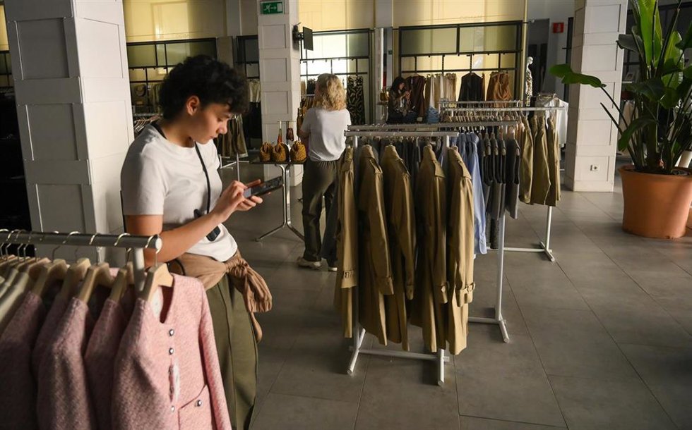 Archivo - Interior de una tienda de ropa en Santander durante el apagón, a 28 de abril de 2025, en Santander, Cantabria (España).