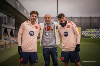 Andrés Iniesta posa con Fermín López y Pedri tras un entrenamiento del FC Barcelona