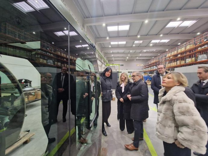 La vicepresidenta del Gobierno de Aragón, Mar Vaquero, ha visitado la empresa Up Lifting junto a la alcaldesa de Huesca, Lorena Orduna, el director gerente de Walqa, Carlos Ortas, y el director de Up Lifting, Roberto Garzo.