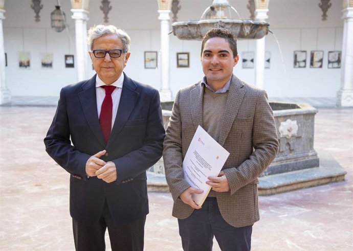 El presidente de la Diputación de Córdoba, Salvador Fuentes (izda.), con el alcalde de Encinas Reales, Gabriel Prieto.