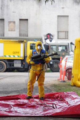 Un miembro de la UME desinfectan vehiculos, durante la presentación de los medios de la UME para el control de la peste porcina, a 2 de diciembre de 2025, en Barcelona, Cataluña (España).