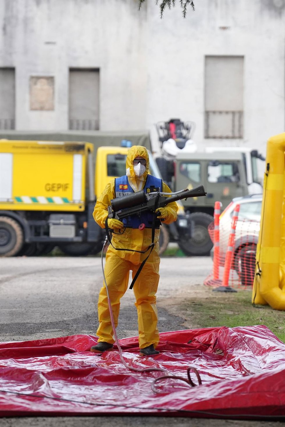 Un miembro de la UME desinfectan vehiculos, durante la presentación de los medios de la UME para el control de la peste porcina, a 2 de diciembre de 2025, en Barcelona, Cataluña (España).